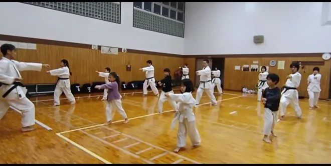 日曜日の空手全体稽古のようす