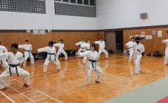 昇級試験に向けて練習に励んでいる大人たち