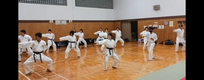 昇級試験に向けて練習に励んでいる大人たち