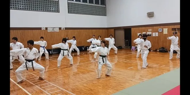 昇級試験に向けて練習に励んでいる大人たち