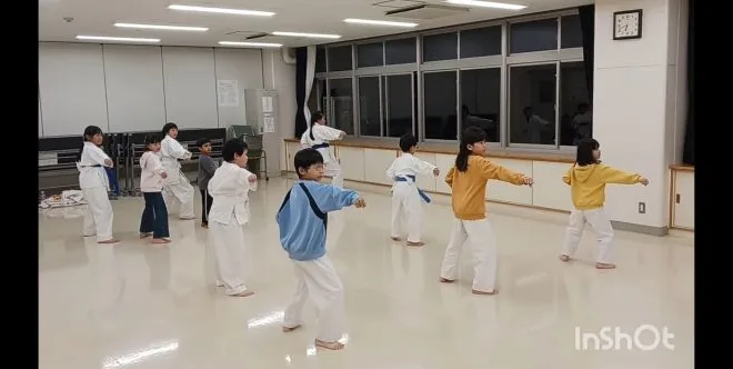 空手の基本型の練習をしている園児小学生たち