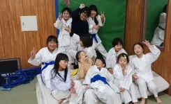 空手稽古後に子供たちと記念撮影