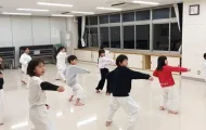 金曜日の園児小学生クラスの空手稽古の様子