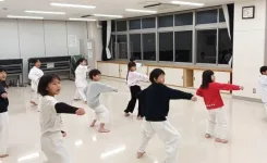 金曜日の園児小学生クラスの空手稽古の様子