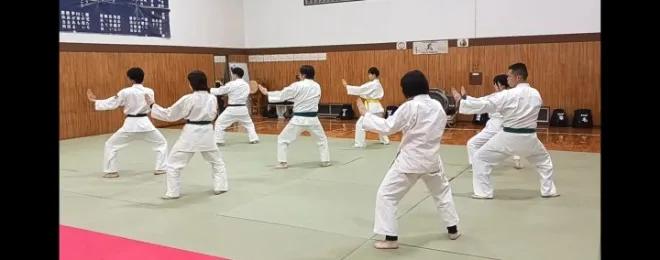 空手の型を稽古する大人たち