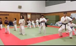 子供たちと空手稽古しているようす