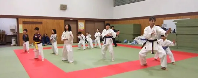 子供たちと空手稽古しているようす