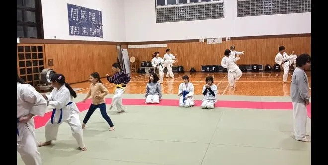 日曜大人子供合同稽古のようす