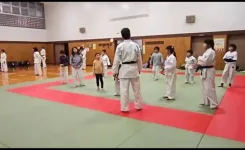 前蹴りの練習をする子供たち