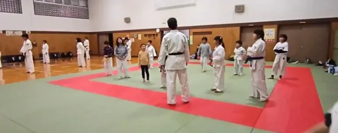 前蹴りの練習をする子供たち