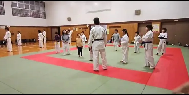 前蹴りの練習をする子供たち