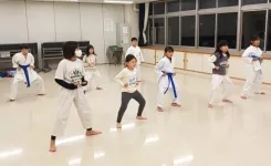 空手稽古をする金曜日のキッズクラスの子供たち