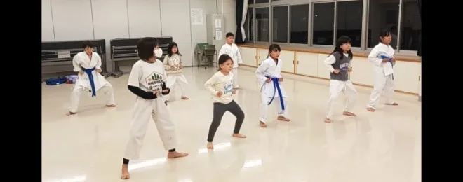 空手稽古をする金曜日のキッズクラスの子供たち