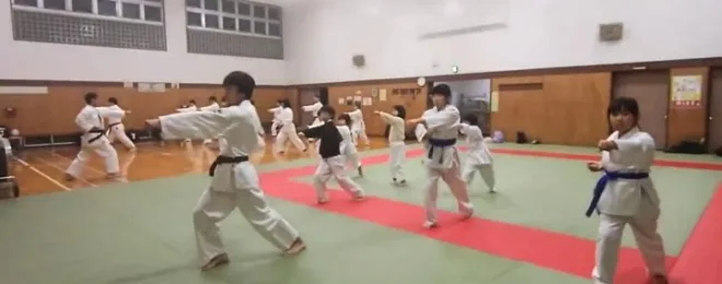 日曜日の大人子供合同稽古のようす