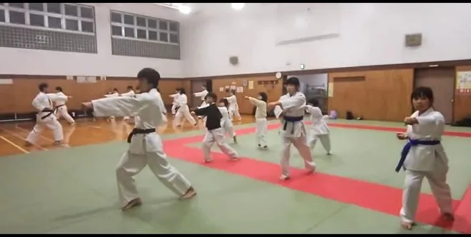 日曜日の大人子供合同稽古のようす