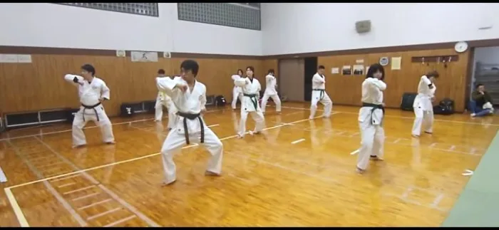 前進後退しながら空手動作を反復練習する大人たち