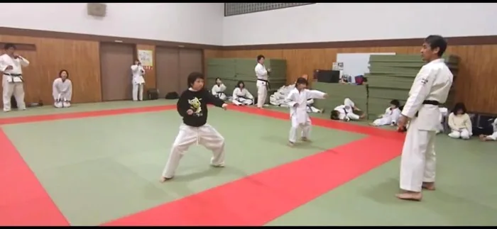 突きの練習をしている子供たち