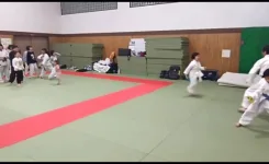 園児小学生たちがリレー競争で盛り上がる空手稽古のようす