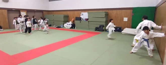 園児小学生たちがリレー競争で盛り上がる空手稽古のようす