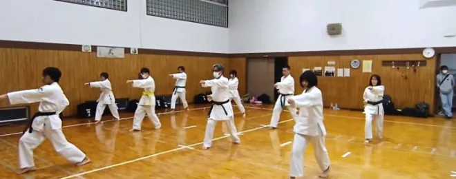 空手昇級試験間近な日曜日の大人子供合同稽古のようす