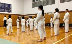 空手の昇級試験を開始するようす