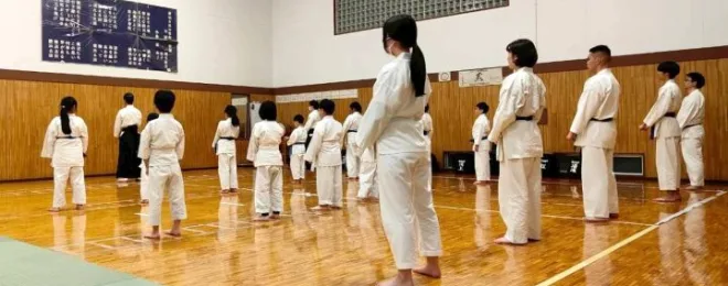 空手の昇級試験を開始するようす