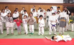 日曜日の空手稽古参加者たちで記念撮影