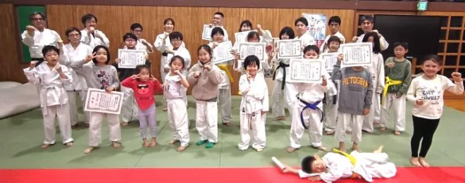 日曜日の空手稽古参加者たちで記念撮影