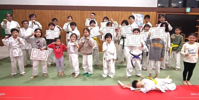 日曜日の空手稽古参加者たちで記念撮影