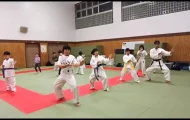 子供たちと空手の移動稽古をしているようす
