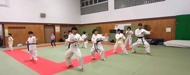 子供たちと空手の移動稽古をしているようす