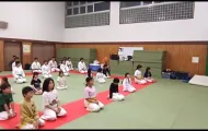 稽古後に黙想している参加者たち