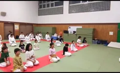 稽古後に黙想している参加者たち