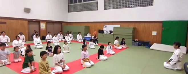 稽古後に黙想している参加者たち