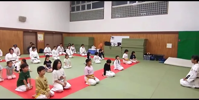 稽古後に黙想している参加者たち
