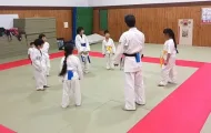 空手稽古で「しっぽ取りゲーム」をする子供たち