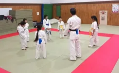 空手稽古で「しっぽ取りゲーム」をする子供たち
