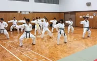 息を合わせて空手動作の練習をしている大人のかたたち