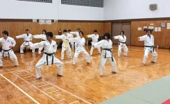 息を合わせて空手動作の練習をしている大人のかたたち