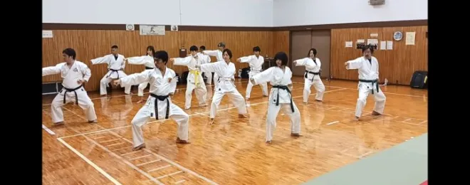 息を合わせて空手動作の練習をしている大人のかたたち