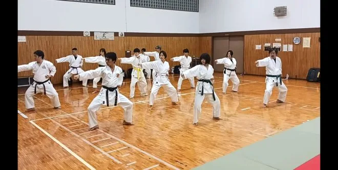 息を合わせて空手動作の練習をしている大人のかたたち