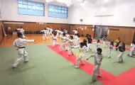 大人と子供が合同で空手稽古をしているようす