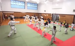 大人と子供が合同で空手稽古をしているようす