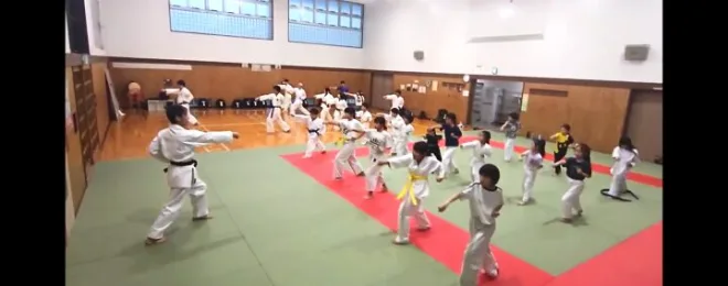 大人と子供が合同で空手稽古をしているようす