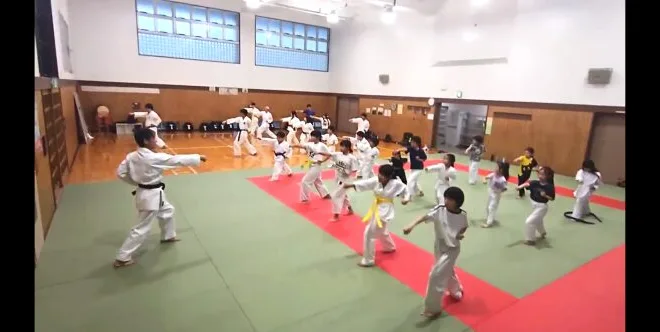 大人と子供が合同で空手稽古をしているようす