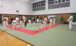様々な年齢や性格の人たちが集う空手道場のようす