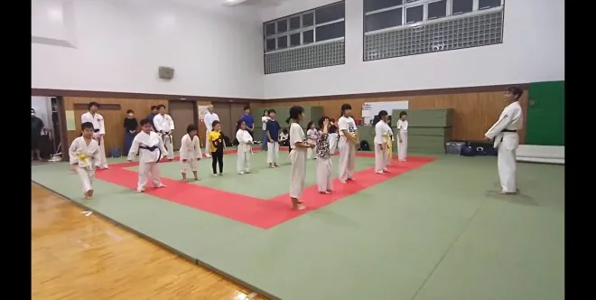 様々な年齢や性格の人たちが集う空手道場のようす