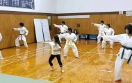 大人と子供が一緒に稽古しているようす
