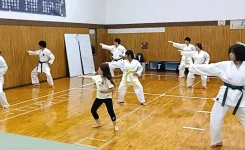 大人と子供が一緒に稽古しているようす