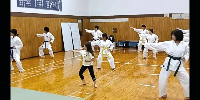 大人と子供が一緒に稽古しているようす